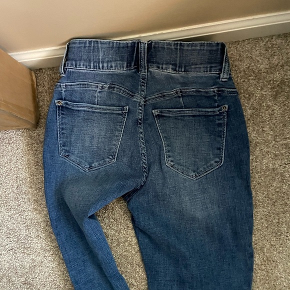 Curvy skinny jeans. - Picture 2 of 4